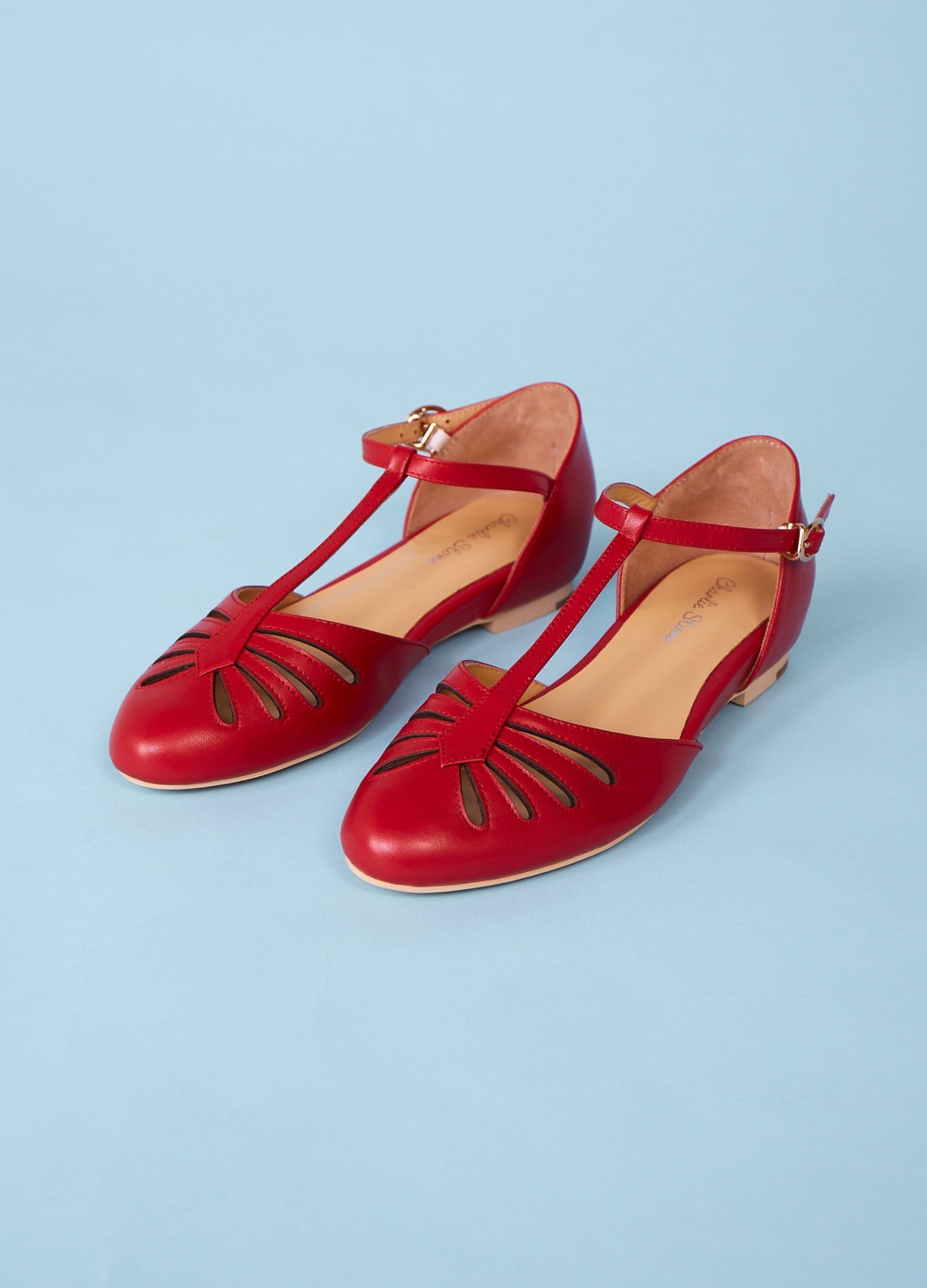 vogn Grader celsius tuberkulose Flat red shoes with t-strap | Charlie Stone Shoes | Buy online – Dress the  bird