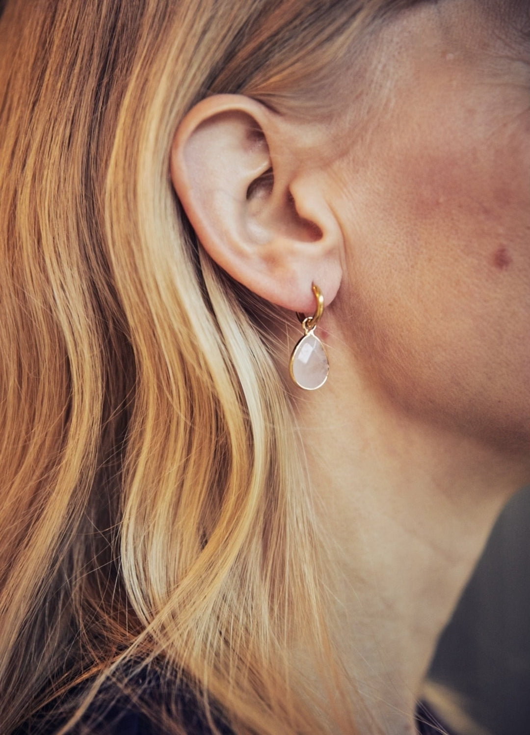 Små hoops med lyserøde natursten