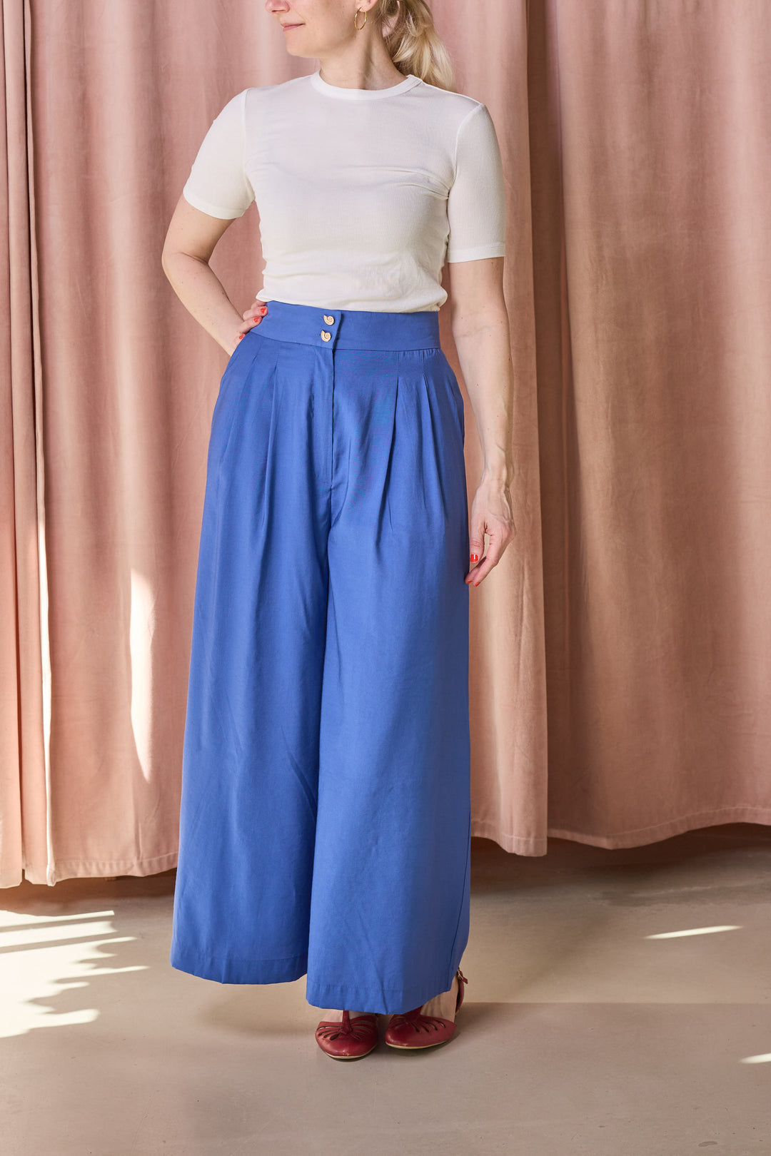 Bukser med læg og vide ben - klar blå