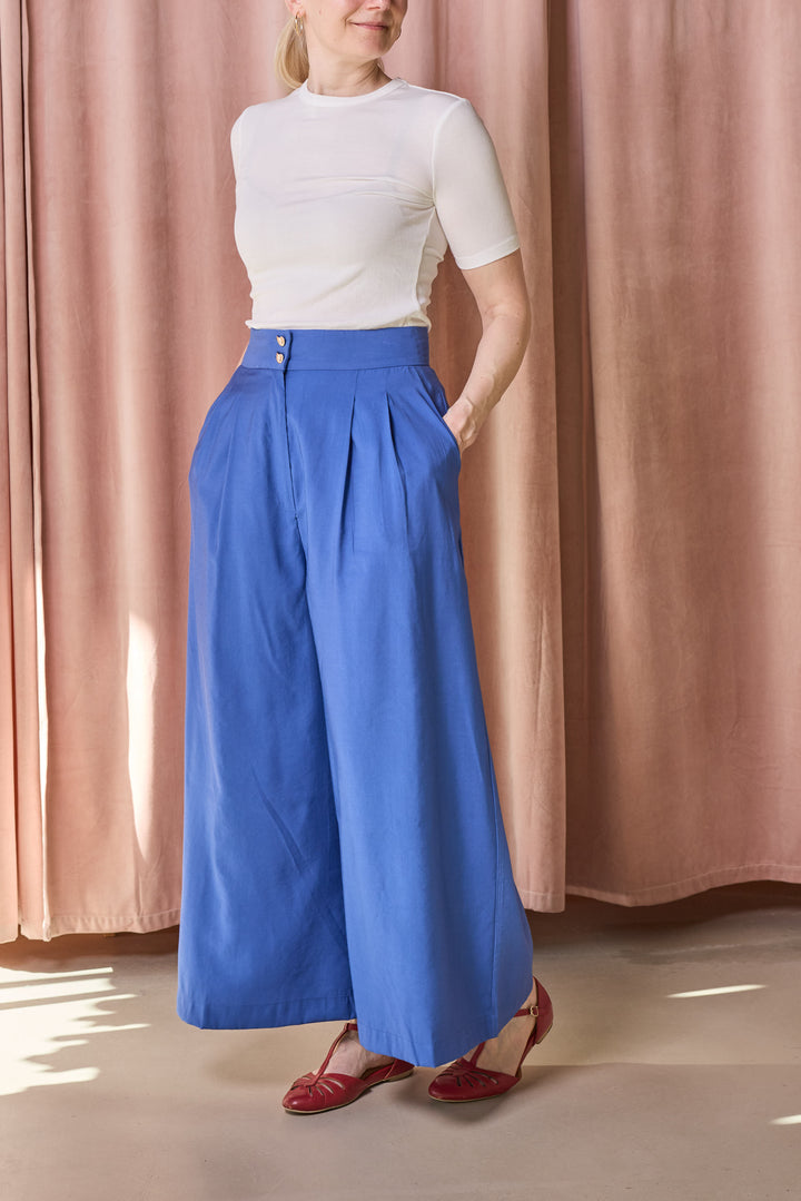 Bukser med læg og vide ben - klar blå