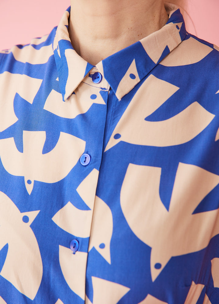 Skjortekjole med grafiske fugle