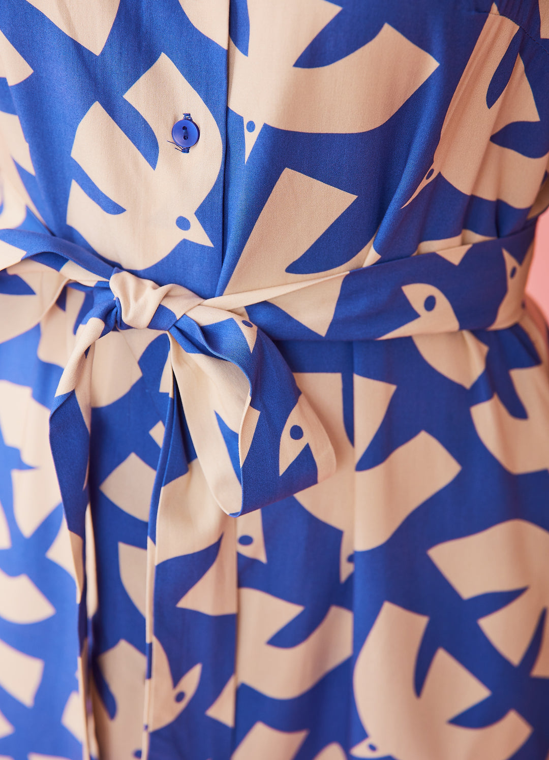 Skjortekjole med grafiske fugle