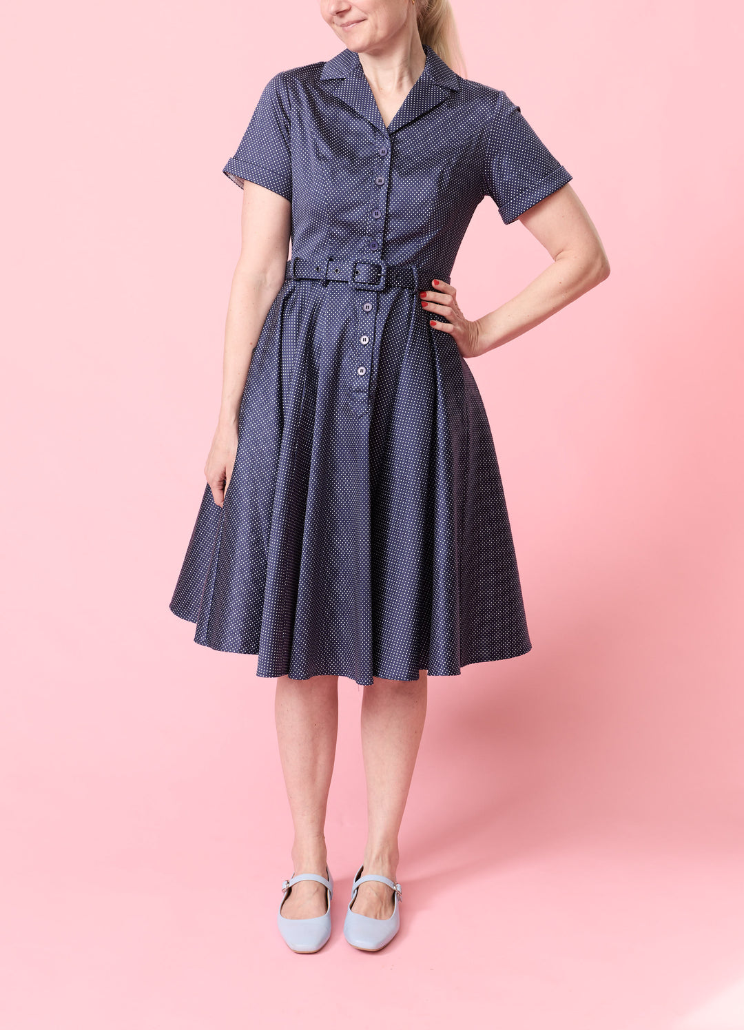 Skjortekjole med swingskørt - mørkeblå m. prikker