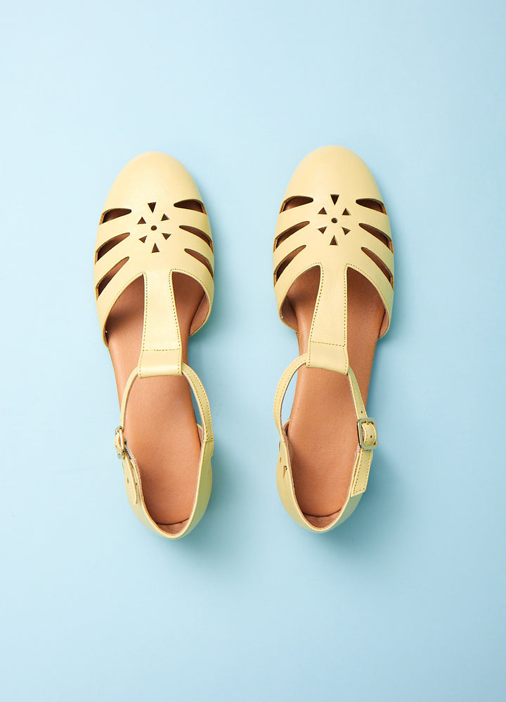 Jan - sandals in light yellow leather