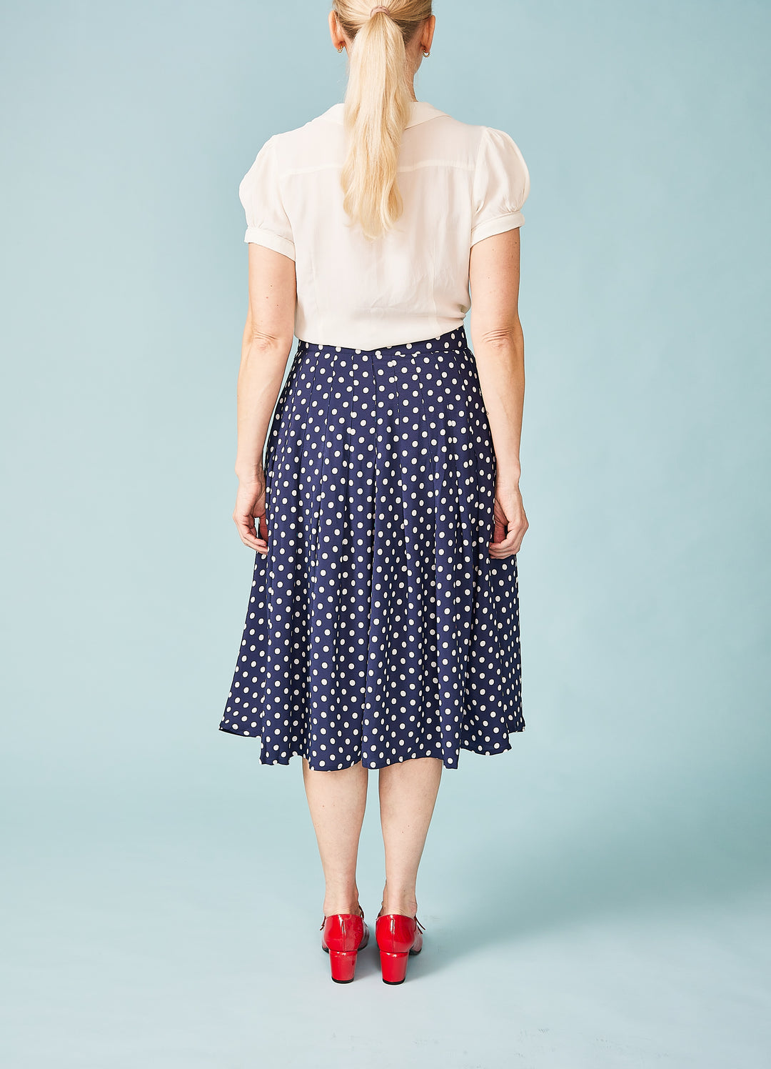 Lucille Pleated Skirt - navy polkaprikker