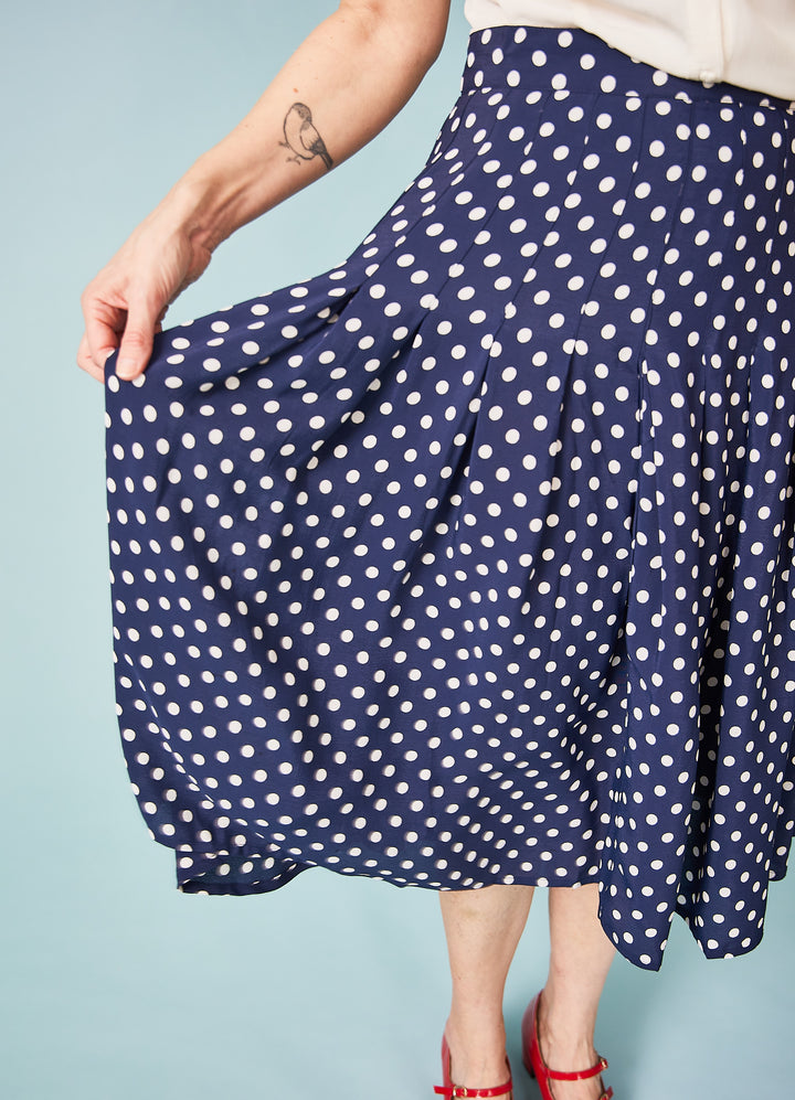 Lucille Pleated Skirt - navy polkaprikker