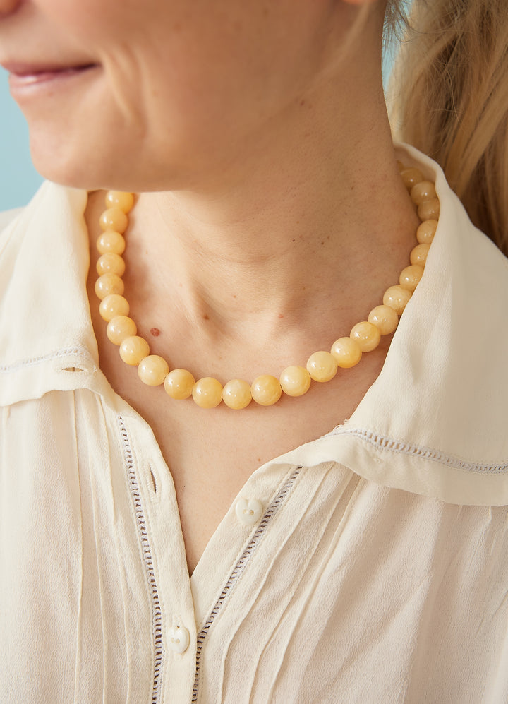 Statement perlekæde i natursten - lysegul