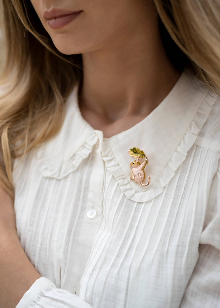 Broche med hasselmus