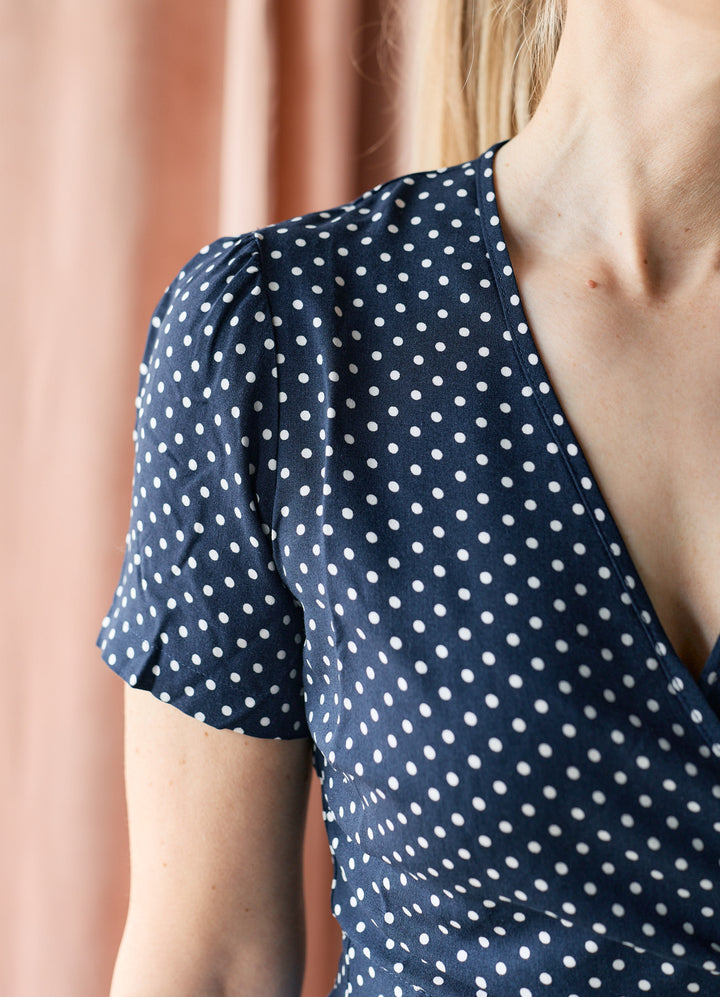 Pin-up wrap top - navy/hvid