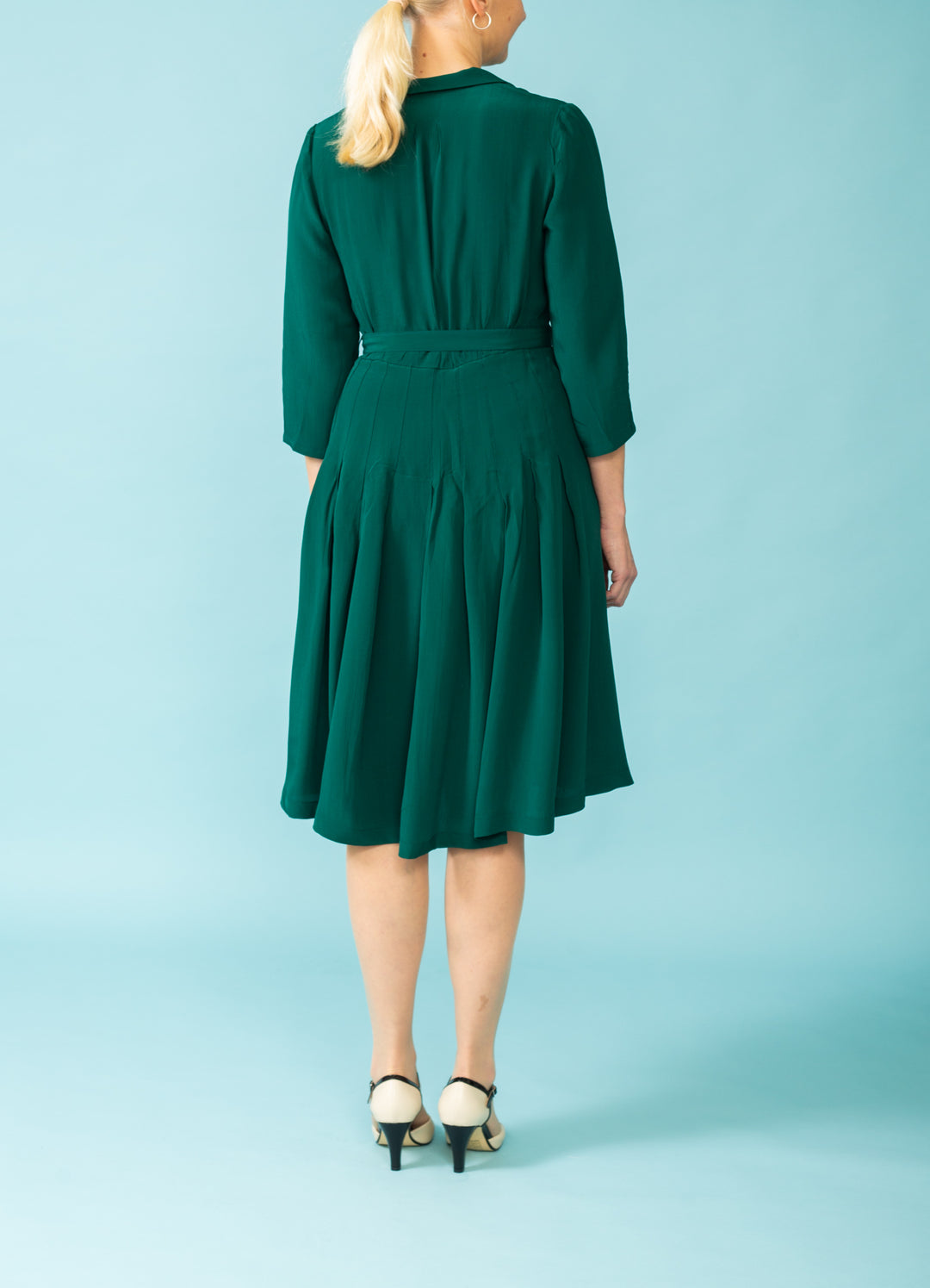 Flaskegrøn kjole trekvartærmer | Køb online | Seamstress of Bloomsbury – Dress the bird